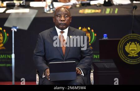 Città del Capo, Sudafrica. 9th Feb, 2023. Il presidente sudafricano Cyril Ramaphosa consegna il suo discorso sullo stato della nazione nel 2023 a Città del Capo, Sudafrica, 9 febbraio 2023. Ramafosa ha dichiarato lo stato nazionale di disastro il giovedì sera per affrontare la crisi elettrica del paese. Il Sud Africa ha sperimentato gravi carenze di elettricità, con oltre 200 giorni l’anno scorso che hanno registrato un calo del carico. Il problema si è aggravato in quanto sono state superate otto ore di assenza di alimentazione in un giorno. Credit: Xabiso Mkhabela/Xinhua/Alamy Live News Foto Stock