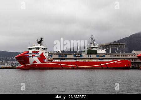 Nave di fornitura offshore PSV REM Commander, presso il terminale Skoltegrunnskaien, nel porto di Bergen, Norvegia. Foto Stock