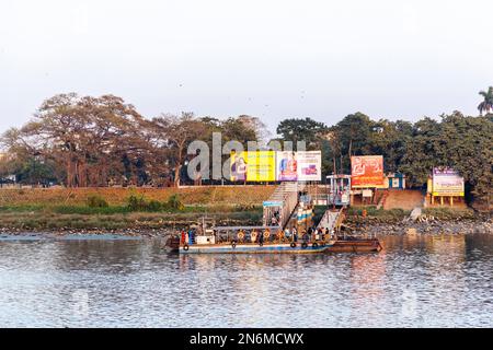 Il traghetto passeggeri locale ormeggiava al ghat del traghetto di Khardah e al molo di Khardaha sul fiume Hooghly vicino a Calcutta, Bengala Occidentale, India Foto Stock