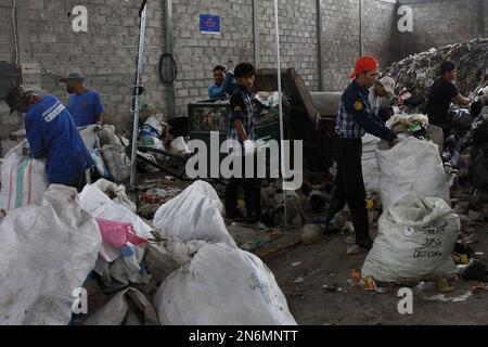 10 febbraio 2023, Bantul, Regione Speciale di Yogyakarta, Indonesia: I lavoratori ordinano i rifiuti in un sito di gestione dei rifiuti a Bantul, Regione Speciale di Yogyakarta. Il sito di gestione dei rifiuti gestisce in modo indipendente i rifiuti organici in compost e i rifiuti inorganici in mattoni di plastica. (Credit Image: © Angga Budhiyanto/ZUMA Press Wire) SOLO PER USO EDITORIALE! Non per USO commerciale! Foto Stock