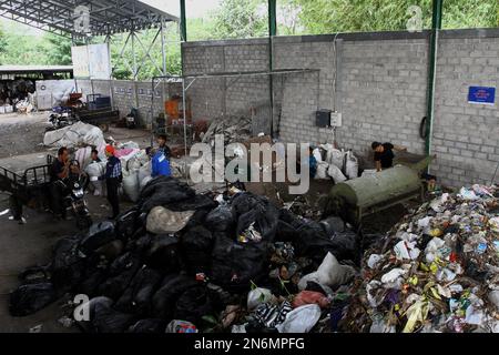 10 febbraio 2023, Bantul, Regione Speciale di Yogyakarta, Indonesia: I lavoratori ordinano i rifiuti in un sito di gestione dei rifiuti a Bantul, Regione Speciale di Yogyakarta. Il sito di gestione dei rifiuti gestisce in modo indipendente i rifiuti organici in compost e i rifiuti inorganici in mattoni di plastica. (Credit Image: © Angga Budhiyanto/ZUMA Press Wire) SOLO PER USO EDITORIALE! Non per USO commerciale! Foto Stock