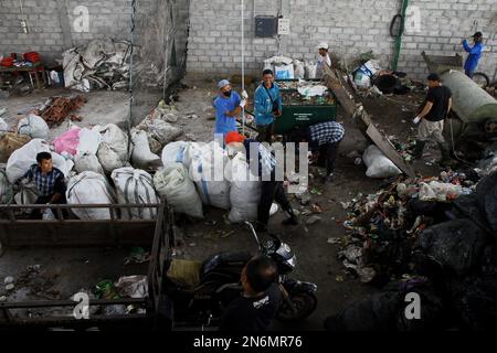 10 febbraio 2023, Bantul, Regione Speciale di Yogyakarta, Indonesia: I lavoratori ordinano i rifiuti in un sito di gestione dei rifiuti a Bantul, Regione Speciale di Yogyakarta. Il sito di gestione dei rifiuti gestisce in modo indipendente i rifiuti organici in compost e i rifiuti inorganici in mattoni di plastica. (Credit Image: © Angga Budhiyanto/ZUMA Press Wire) SOLO PER USO EDITORIALE! Non per USO commerciale! Foto Stock