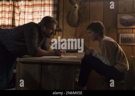 STRANGER THINGS (TV) DAVID HARBOR MILLIE BOBBY BROWN COLLEZIONE NETFLIX/MOVIESTORE Foto Stock