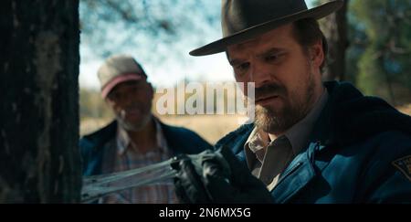 STRANGER THINGS (TV) COLLEZIONE DAVID HARBOR NETFLIX/MOVIESTORE Foto Stock