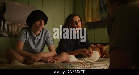 STRANGER THINGS (TV) FINN WOLFHARD MILLIE BOBBY MARRONE COLLEZIONE NETFLIX/MOVIESTORE Foto Stock