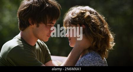 STRANGER THINGS (TV) CHARLIE HEATON NATALIA DYER COLLEZIONE NETFLIX/MOVIESTORE Foto Stock