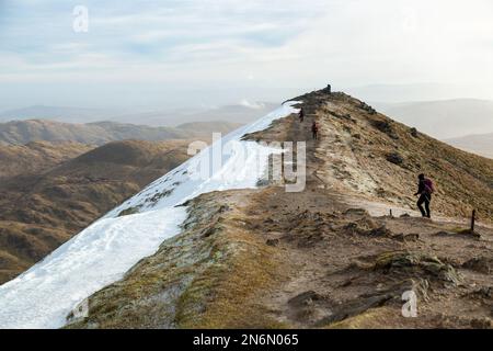 Un popolo che cammina verso il cairn sommitale del Munro ben Vorlich Foto Stock