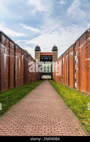 Ascensore per imbarcazioni antiche, cancello alluvione nella zona della Ruhr, Waltrop, Henrichenburg, Germania, Europa, spazio di copia Foto Stock