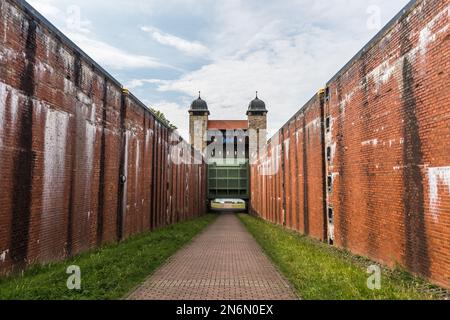 Ascensore per imbarcazioni antiche, cancello alluvione nella zona della Ruhr, Waltrop, Henrichenburg, Germania, Europa Foto Stock