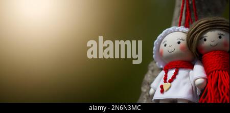 Bambole tradizionali di martenitsa in filato rosso e bianco. Bambole maschili e femminili chiamate Pizho e Penda. Marzo 1st . Baba Marta Day inizio dello sprin Foto Stock