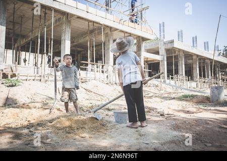 Bambini che lavorano sodo sul cantiere, lavoro minorile, Giornata Mondiale contro il lavoro minorile concetto. Foto Stock