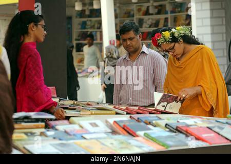 Dhaka, Bangladesh, 9 febbraio 2023. I visitatori leggono libri alla fiera nazionale del libro di nome Ekushey Boi Mela a Dhaka. Ogni anno, la 'Bangla Academy' organizza la fiera nazionale del libro nella zona dell'Università di Dhaka. Questa fiera del libro è la più grande del Bangladesh e si svolge per tutto il mese di febbraio. Dhaka, Bangladesh, 9 febbraio 2023. Foto di Habibur Rahman/ABACAPRESS.COM Foto Stock