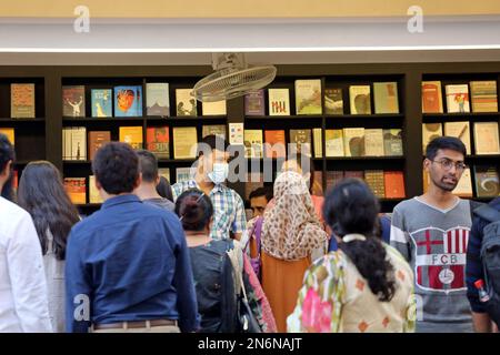 Dhaka, Bangladesh, 9 febbraio 2023. I visitatori leggono libri alla fiera nazionale del libro di nome Ekushey Boi Mela a Dhaka. Ogni anno, la 'Bangla Academy' organizza la fiera nazionale del libro nella zona dell'Università di Dhaka. Questa fiera del libro è la più grande del Bangladesh e si svolge per tutto il mese di febbraio. Dhaka, Bangladesh, 9 febbraio 2023. Foto di Habibur Rahman/ABACAPRESS.COM Foto Stock