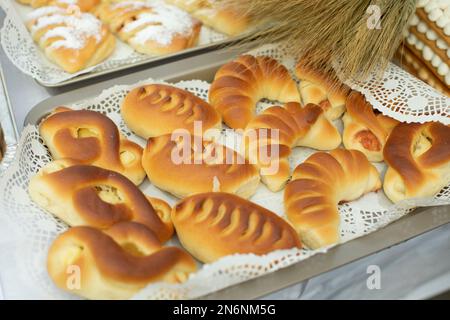 Torte per il tè. Cibo delizioso. Prodotto di farina. Pasticcini sul tavolo. Torte russe. Foto Stock