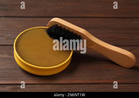 Accessori per la cura delle scarpe su fondo in legno, primo piano Foto Stock