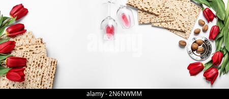 Composizione piatta con matzos su sfondo bianco, spazio per il testo. Festa della Pasqua (Pesach) Foto Stock