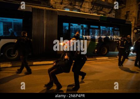 Gerusalemme, Israele. 09th Feb, 2023. Un poliziotto arresta un manifestante durante la manifestazione. Centinaia di persone hanno manifestato contro il nuovo governo di destra israeliano e contro la revisione giudiziaria a Gerusalemme. Credit: SOPA Images Limited/Alamy Live News Foto Stock