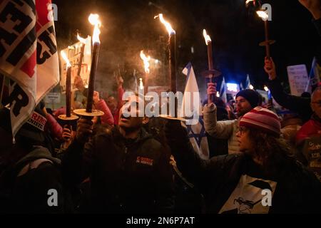 Gerusalemme, Israele. 09th Feb, 2023. Durante la dimostrazione, i dimostranti tengono torce bruciate. Centinaia di persone hanno manifestato contro il nuovo governo di destra israeliano e contro la revisione giudiziaria a Gerusalemme. (Foto di Matan Golan/SOPA Images/Sipa USA) Credit: Sipa USA/Alamy Live News Foto Stock