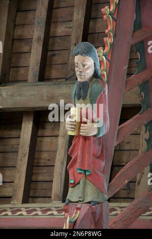 Figura in legno dell'apostolo San Matteo. Una delle dodici sculture che rappresentano i discepoli di Gesù nella Chiesa di San Giovanni Battista, Bere Regis, Dorset, Regno Unito. Foto Stock