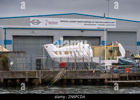 Il fondo parzialmente costruito scafo di uno yacht di lusso in costruzione da Sunseekers a Poole Dorset Foto Stock