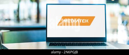 POZNAN, POL - 2 AGOSTO 2022: Computer portatile che visualizza il logo di MediaTek, una società di semiconduttori fabless taiwanese Foto Stock