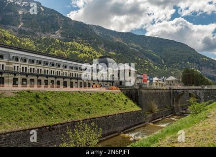 Vista della stazione ferroviaria di Canfranc nei Pirenei spagnoli Foto Stock