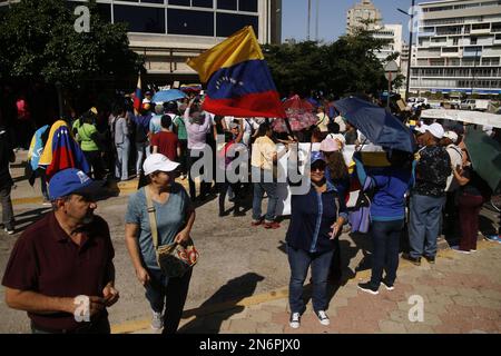 Maracaibo, Venezuela. 09th Feb, 2023. Gli insegnanti marzo per chiedere salari decenti questo Giovedi il 9 febbraio 2023, nella città di Maracaibo, Venezuela. L'Educazione è accompagnata da lavoratori, personale amministrativo, genitori e rappresentanti delle diverse scuole dello stato di Zulia. Hanno iniziato un nuovo giorno di protesta per chiedere al governo bolivariano del presidente Nicolás Maduro, chiede secondo la loro professione, dicono di essere stanchi di ricevere salari da fame che violano i loro diritti del lavoro. (Foto di Humberto Matheus/Sipa USA) Credit: Sipa USA/Alamy Live News Foto Stock