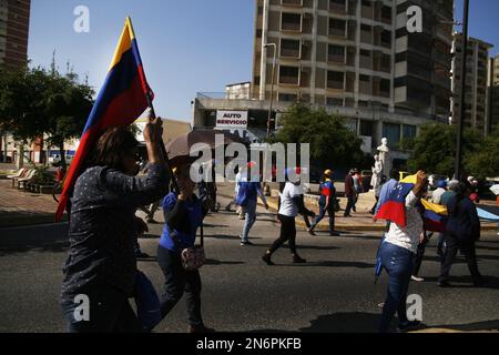 Maracaibo, Venezuela. 09th Feb, 2023. Gli insegnanti marzo per chiedere salari decenti questo Giovedi il 9 febbraio 2023, nella città di Maracaibo, Venezuela. L'Educazione è accompagnata da lavoratori, personale amministrativo, genitori e rappresentanti delle diverse scuole dello stato di Zulia. Hanno iniziato un nuovo giorno di protesta per chiedere al governo bolivariano del presidente Nicolás Maduro, chiede secondo la loro professione, dicono di essere stanchi di ricevere salari da fame che violano i loro diritti del lavoro. (Foto di Humberto Matheus/Sipa USA) Credit: Sipa USA/Alamy Live News Foto Stock