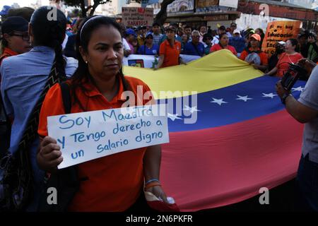 Maracaibo, Venezuela. 09th Feb, 2023. Gli insegnanti marzo per chiedere salari decenti questo Giovedi il 9 febbraio 2023, nella città di Maracaibo, Venezuela. L'Educazione è accompagnata da lavoratori, personale amministrativo, genitori e rappresentanti delle diverse scuole dello stato di Zulia. Hanno iniziato un nuovo giorno di protesta per chiedere al governo bolivariano del presidente Nicolás Maduro, chiede secondo la loro professione, dicono di essere stanchi di ricevere salari da fame che violano i loro diritti del lavoro. (Foto di Humberto Matheus/Sipa USA) Credit: Sipa USA/Alamy Live News Foto Stock