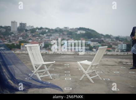 Due sedie al piano esterno Foto Stock