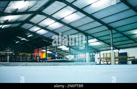 Sala interna di palestra vuota, edificio e piano per allenamento, performance professionale o classe. Sfondi, spazio studio e spazio per Foto Stock