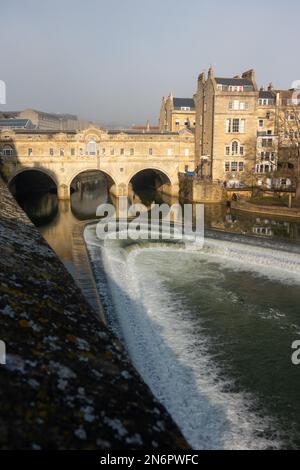Lo sbarramento del fiume Avon a Pulteney Bridge, Bath, Somerset Foto Stock