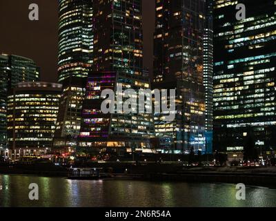 Vista delle torri di vetro nel quartiere degli affari di Mosca di notte sul Krasnopresnenskaya da Taras Shevchenko argine del fiume Moskva Foto Stock