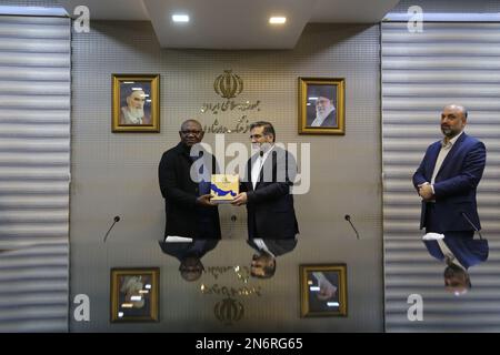 Teheran, Teheran, Iran. 8th Feb, 2023. Il Ministro iraniano della Cultura e della Guida Islamica, MOHAMMAD MEHDI ESMAILI (C), incontra il Ministro della Cultura, del Turismo e dell'Artigianato della Guinea, ALPHA SOMA (L), a Teheran (Iran) il 08 febbraio, 2023. Esmaili ha considerato lo sviluppo di relazioni culturali con paesi vicini e amici come l'approccio primario del governo iraniano e ha dichiarato: Il governo della Repubblica islamica dell'Iran cerca sempre di ampliare le interazioni con i paesi amici e fraterni, e su questa base è necessario prepararsi allo sviluppo delle relazioni e. Foto Stock