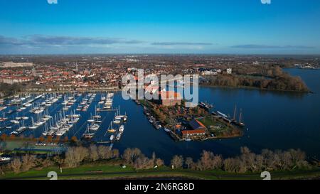 Storica città portuale di Hoorn, vista su vecchi edifici e navi a vela nel porto turistico. Mattina presto in inverno, vista aerea da un angolo alto Foto Stock