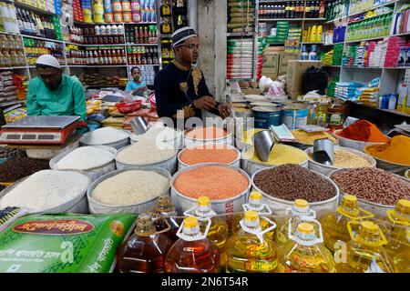 Dhaka, Bangladesh - 10 febbraio 2023: I fornitori di alimentari del Bangladesh aspettano clienti nel mercato della cucina di Karwan Bazar a Dhaka, Bangladesh. Foto Stock