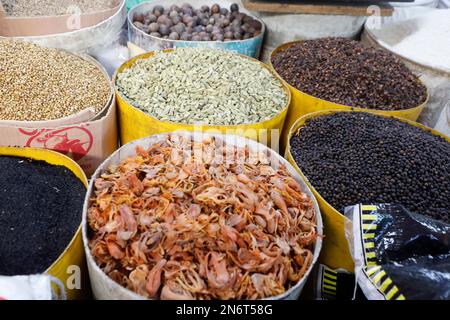 Dhaka, Bangladesh - 10 febbraio 2023: I fornitori di alimentari del Bangladesh aspettano clienti nel mercato della cucina di Karwan Bazar a Dhaka, Bangladesh. Foto Stock