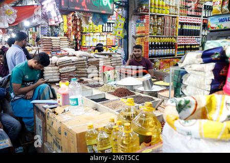 Dhaka, Bangladesh - 10 febbraio 2023: I fornitori di alimentari del Bangladesh aspettano clienti nel mercato della cucina di Karwan Bazar a Dhaka, Bangladesh. Foto Stock