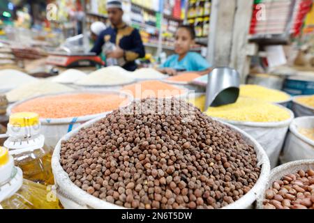 Dhaka, Bangladesh - 10 febbraio 2023: I fornitori di alimentari del Bangladesh aspettano clienti nel mercato della cucina di Karwan Bazar a Dhaka, Bangladesh. Foto Stock