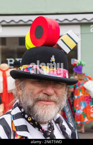 Inghilterra, Dorset, Bridport, l'annuale Festival del cappello di Bridport, cappelli pieni di colori Foto Stock