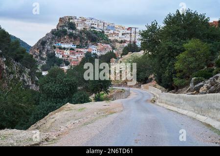 Strada asfaltata per una città di montagna in Marocco Foto Stock