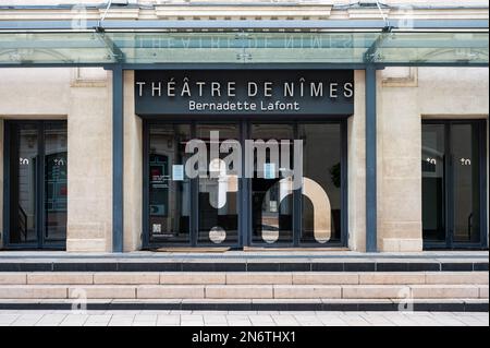 Nimes, Occitanie, Francia, 12 31 2022 - facciata e l'ingresso del teatro locale Foto Stock