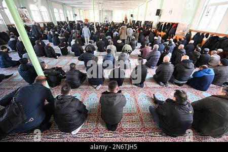 Stoccarda, Germania. 10th Feb, 2023. I credenti musulmani si riuniscono alla moschea DITIB di Stoccarda-Feuerbach per le preghiere del venerdì. Si commemorano le vittime del terremoto in Turchia e in Siria. Credit: Bernd Weißbrod/dpa/Alamy Live News Foto Stock