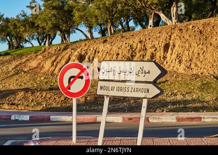 Un pannello con il nome di una città marocchina Foto Stock