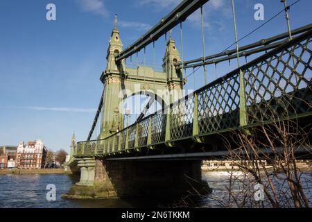 Un ponte Hammersmith ancora ben chiuso, in fase di riparazione e in attesa di autorizzazione per la pianificazione di una nuova superficie stradale Foto Stock