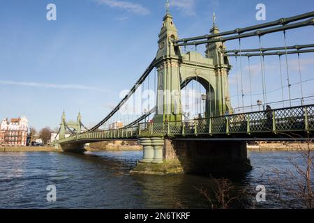 Un ponte Hammersmith ancora ben chiuso, in fase di riparazione e in attesa di autorizzazione per la pianificazione di una nuova superficie stradale Foto Stock