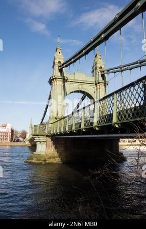 Un ponte Hammersmith ancora ben chiuso, in fase di riparazione e in attesa di autorizzazione per la pianificazione di una nuova superficie stradale Foto Stock