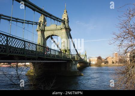 Un ponte Hammersmith ancora ben chiuso, in fase di riparazione e in attesa di autorizzazione per la pianificazione di una nuova superficie stradale Foto Stock