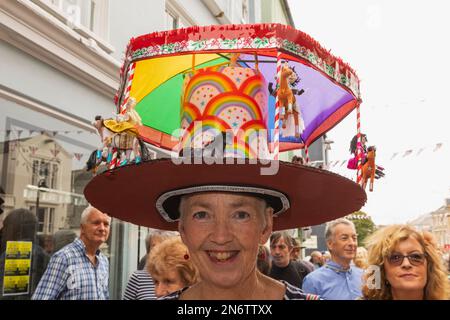 Inghilterra, Dorset, Bridport, l'annuale Festival del cappello di Bridport, cappelli pieni di colori Foto Stock