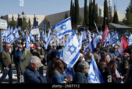 Gerusalemme, Israele. 10th Feb, 2023. I veterani dell'esercito israeliano portano la bandiera nazionale fuori dalla Corte Suprema alla conclusione di una marcia pro-democrazia di tre giorni, 31 miglia, per protestare contro la riforma giudiziaria del governo, a Gerusalemme, il 10 febbraio 2023. La marcia per salvare la democrazia è stata organizzata dall'unità Sayeret Matkal, l'unità più d'élite commando delle forze di difesa israeliane, che il primo ministro Benjamin Netanyahu ha servito. Foto di Debbie Hill/ Credit: UPI/Alamy Live News Foto Stock